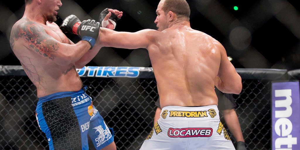 Official UFC 146 Junior dos Santos vs Frank Mir Sports Matted Framed Poster 20x26 inch Official UFC 146 Junior dos Santos vs Frank Mir Sports Matted Framed Poster 20x26 inch